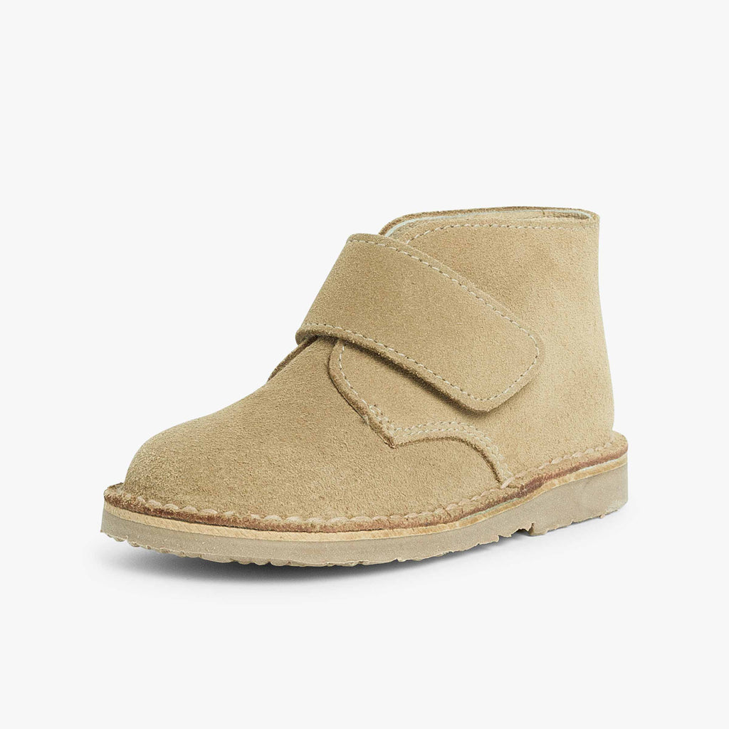 Bota Niño Estilo Safari con Velcro color Arena Coyote