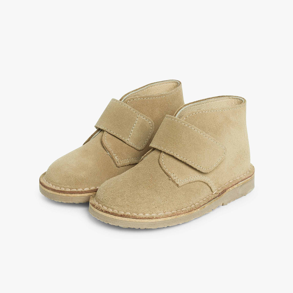 Bota Niño Estilo Safari con Velcro color Arena Coyote