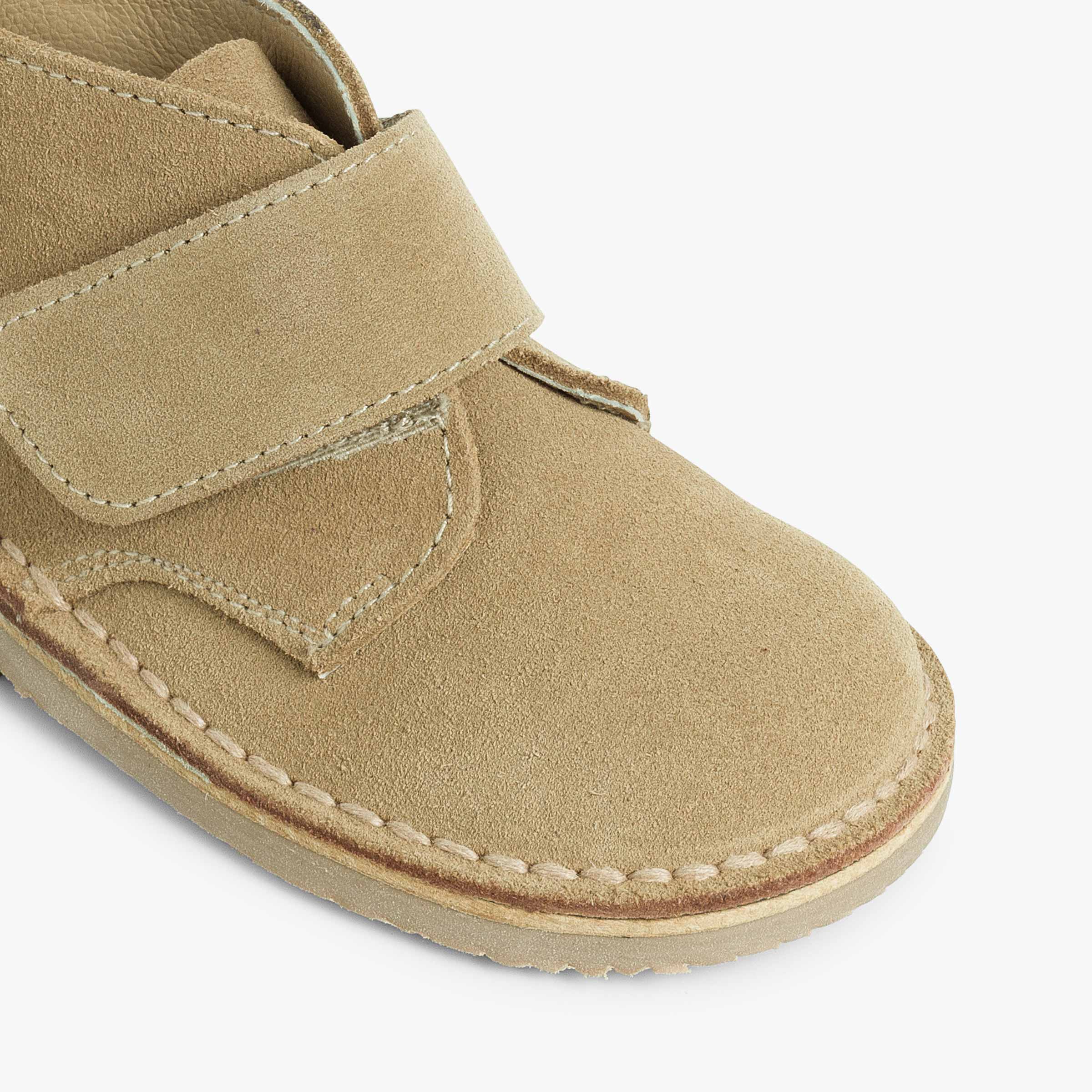 Bota Niño Estilo Safari con Velcro color Arena Coyote