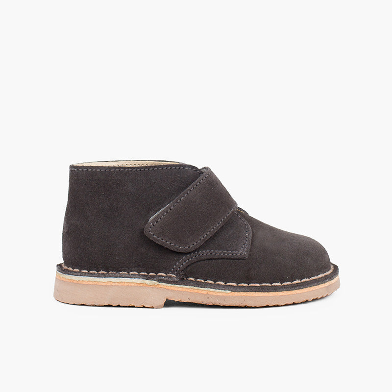 Bota Niño Estilo Safari con Velcro color Gris Oscuro