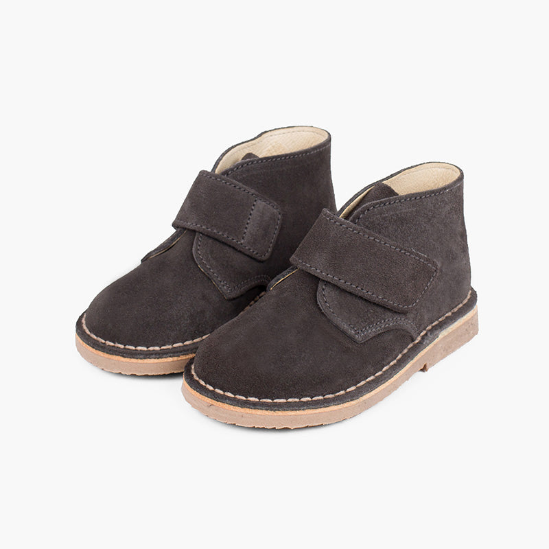 Bota Niño Estilo Safari con Velcro color Gris Oscuro