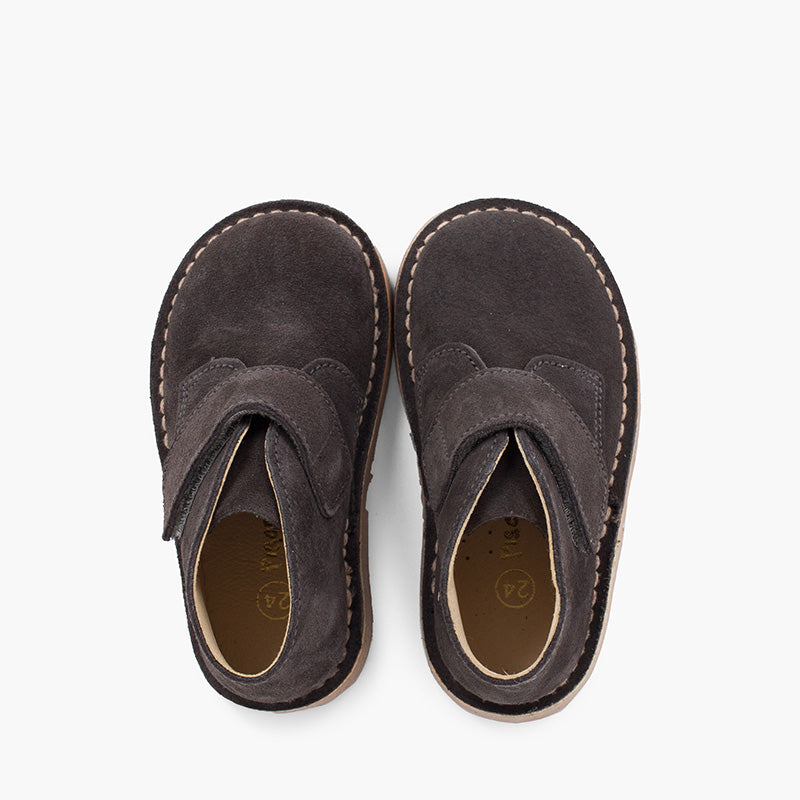 Bota Niño Estilo Safari con Velcro color Gris Oscuro