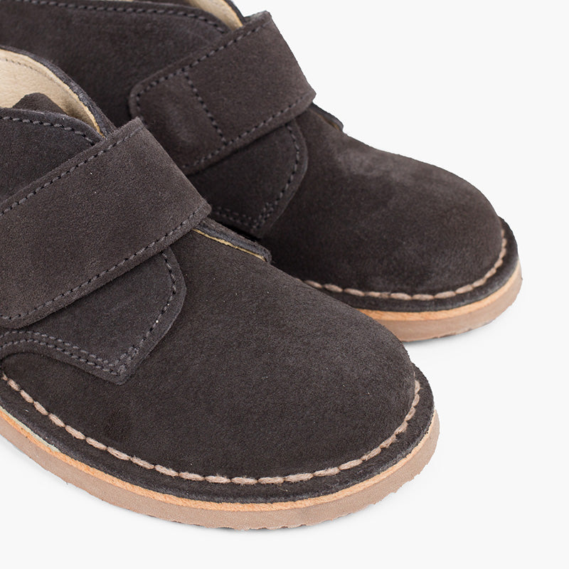 Bota Niño Estilo Safari con Velcro color Gris Oscuro