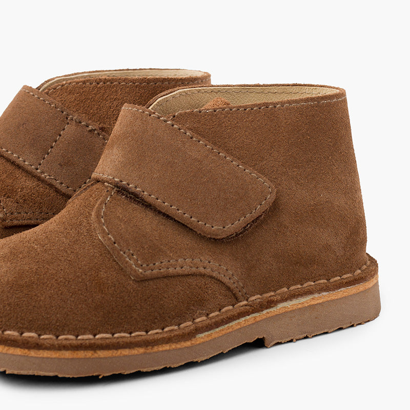 Bota Niño Estilo Safari con Velcro color Topo