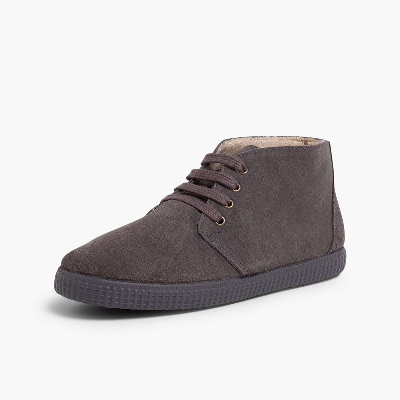 Bota Niño con Forro Pelito y Cordones color Gris