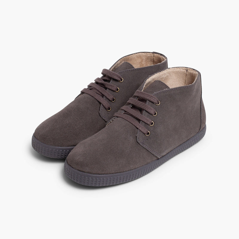 Bota Niño con Forro Pelito y Cordones color Gris