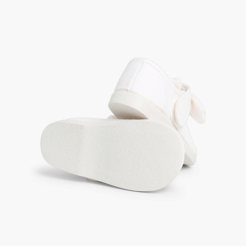 Mercedita niña con cinta adhesiva tipo angelito color blanco