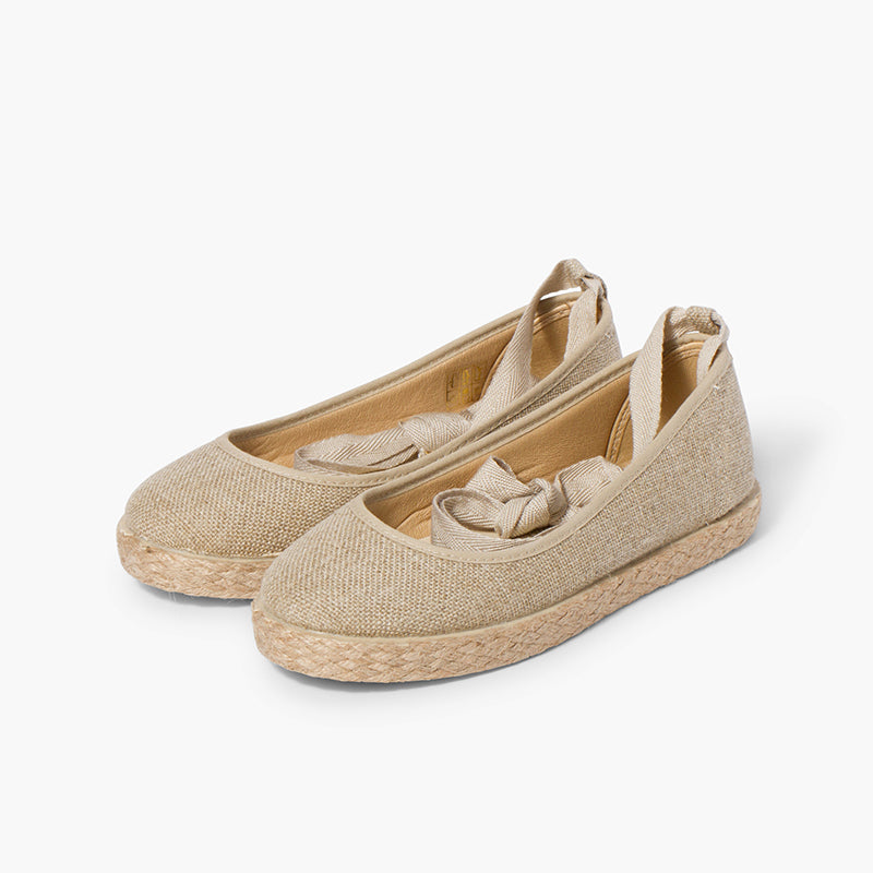 Alpargata niña tipo bailarina de lino con cinta color beige