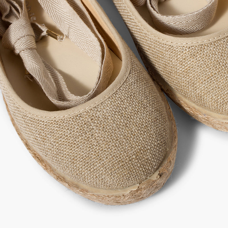 Alpargata niña tipo bailarina de lino con cinta color beige