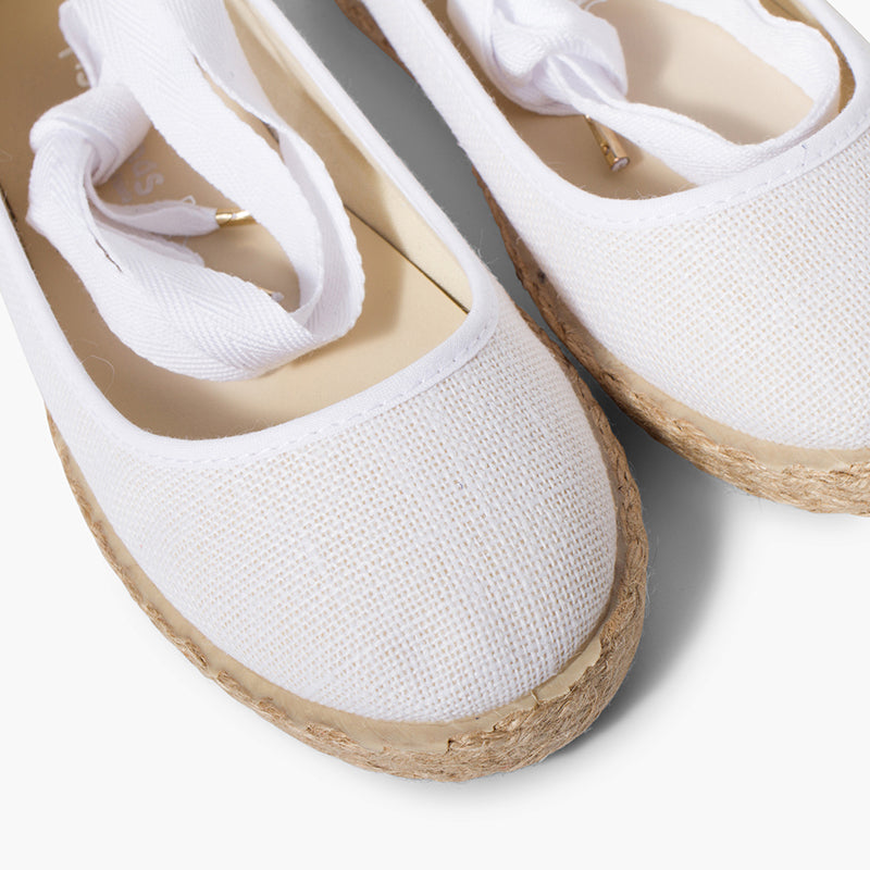 Alpargata niña tipo bailarina de lino con cinta color blanco