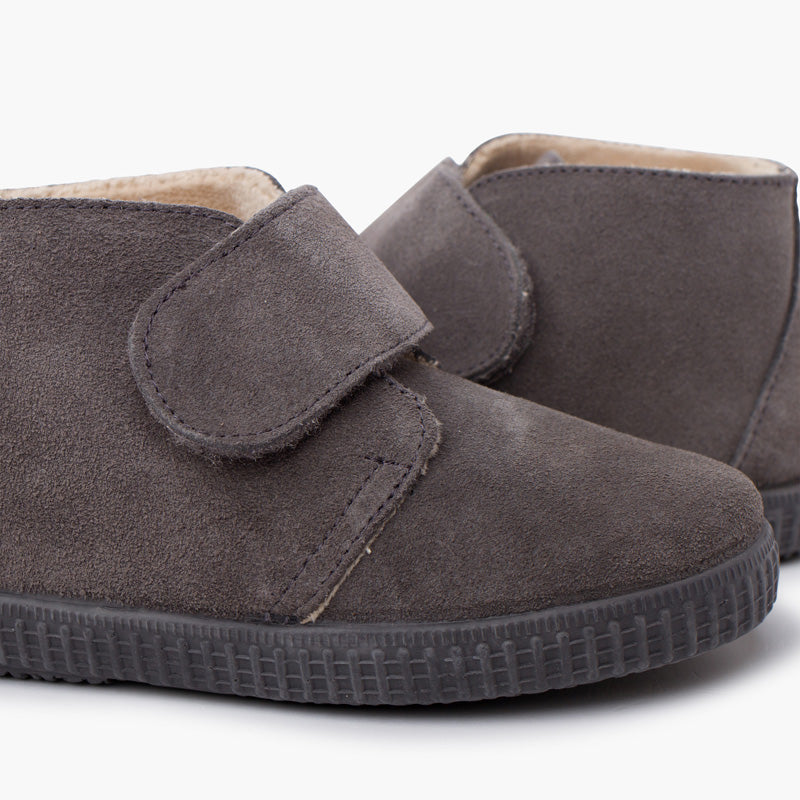 Bota Niña con Velcro Ancho y Forro Pelito color Gris