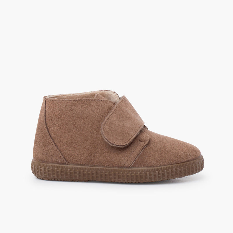 Bota Niña con Velcro Ancho y Forro Pelito color Topo