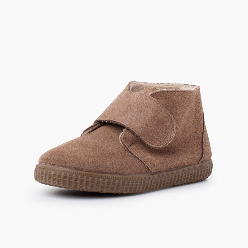 Bota Niña con Velcro Ancho y Forro Pelito color Topo