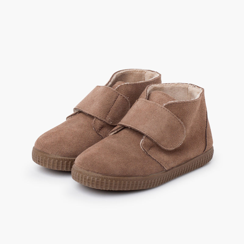 Bota Niña con Velcro Ancho y Forro Pelito color Topo