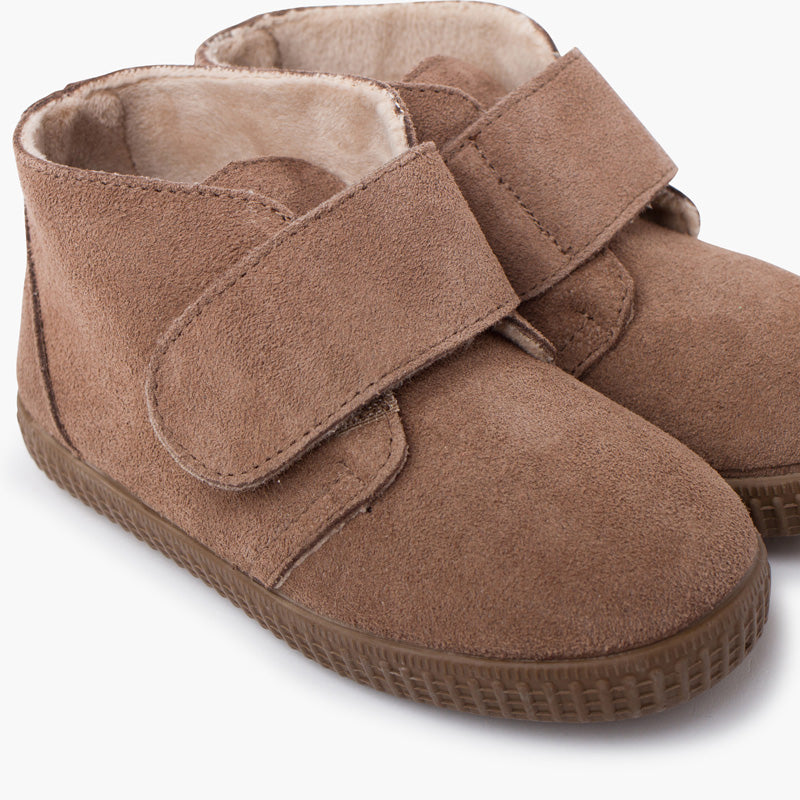 Bota Niña con Velcro Ancho y Forro Pelito color Topo
