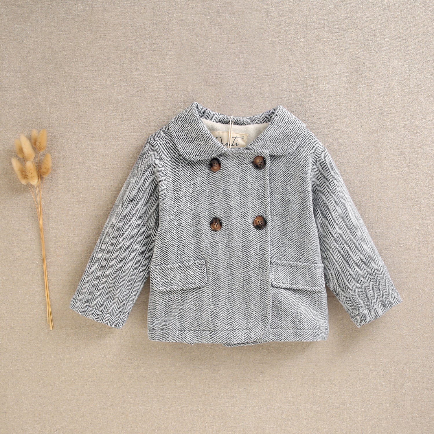 Abrigo de bebé gris con estampado de espiga