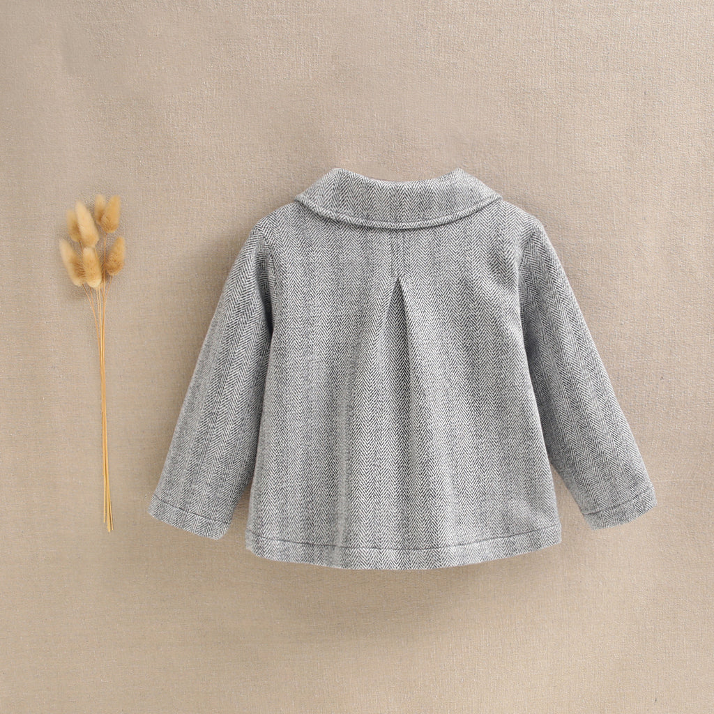 Abrigo de bebé gris con estampado de espiga