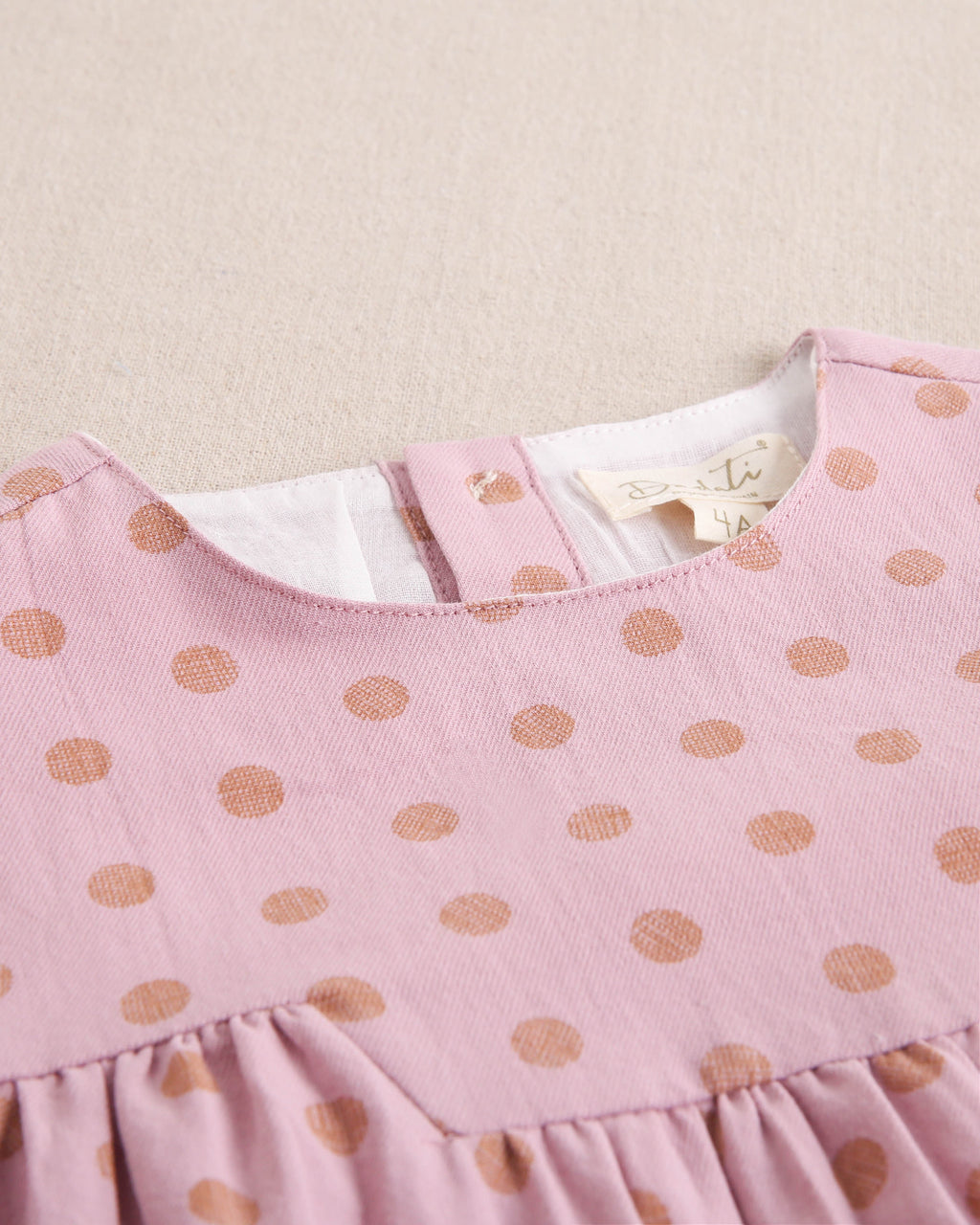Vestido de niña de estampado de lunares con volante
