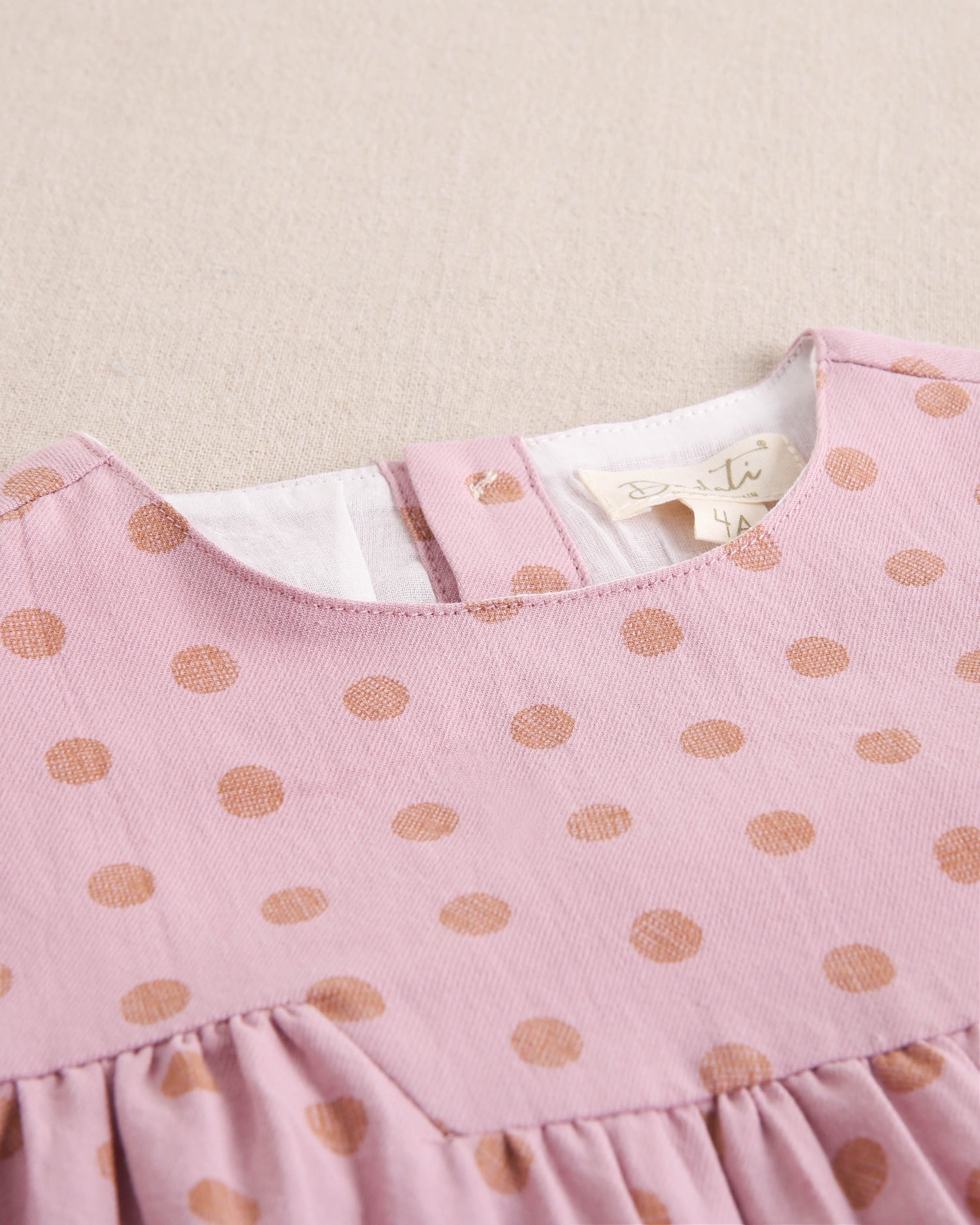 Vestido de niña de estampado de lunares con volante