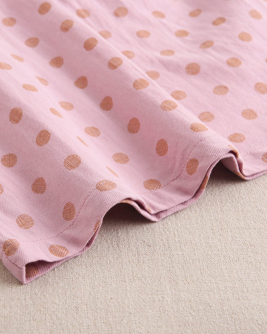 Vestido de niña de estampado de lunares con volante