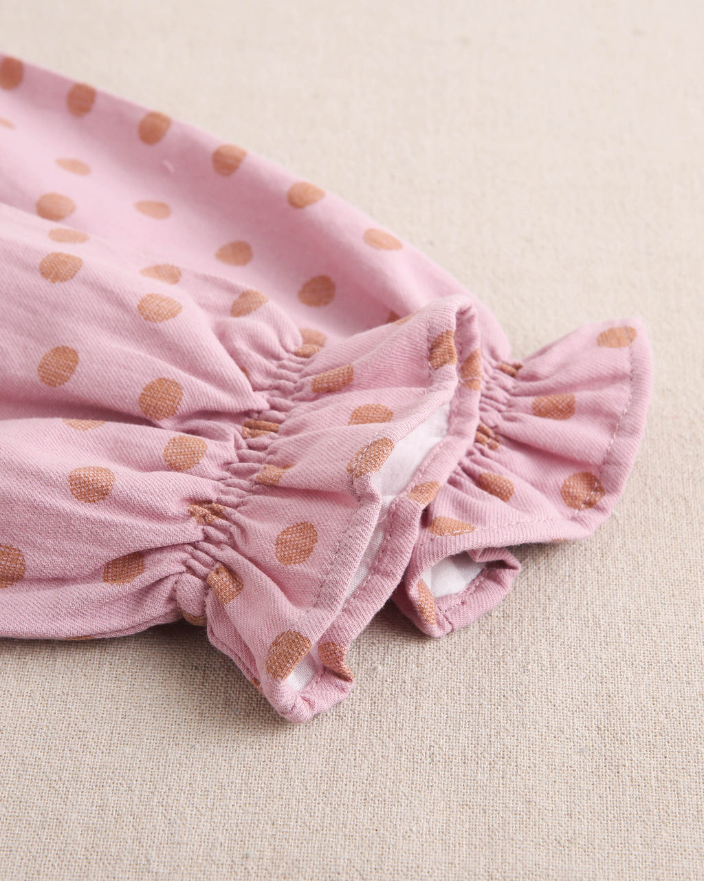 Vestido de niña de estampado de lunares con volante