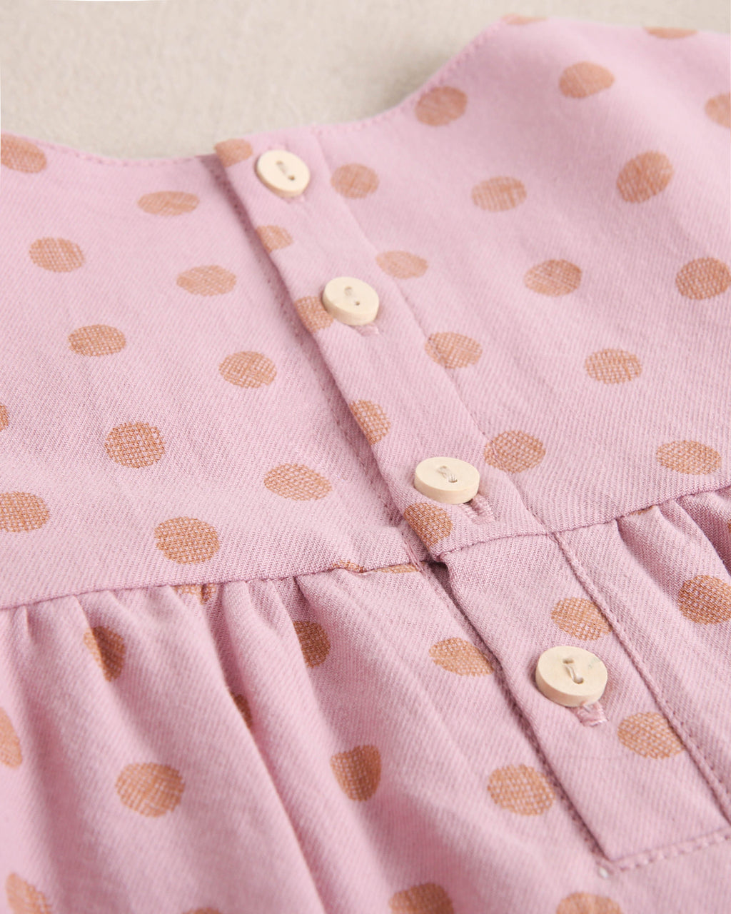 Vestido de niña de estampado de lunares con volante