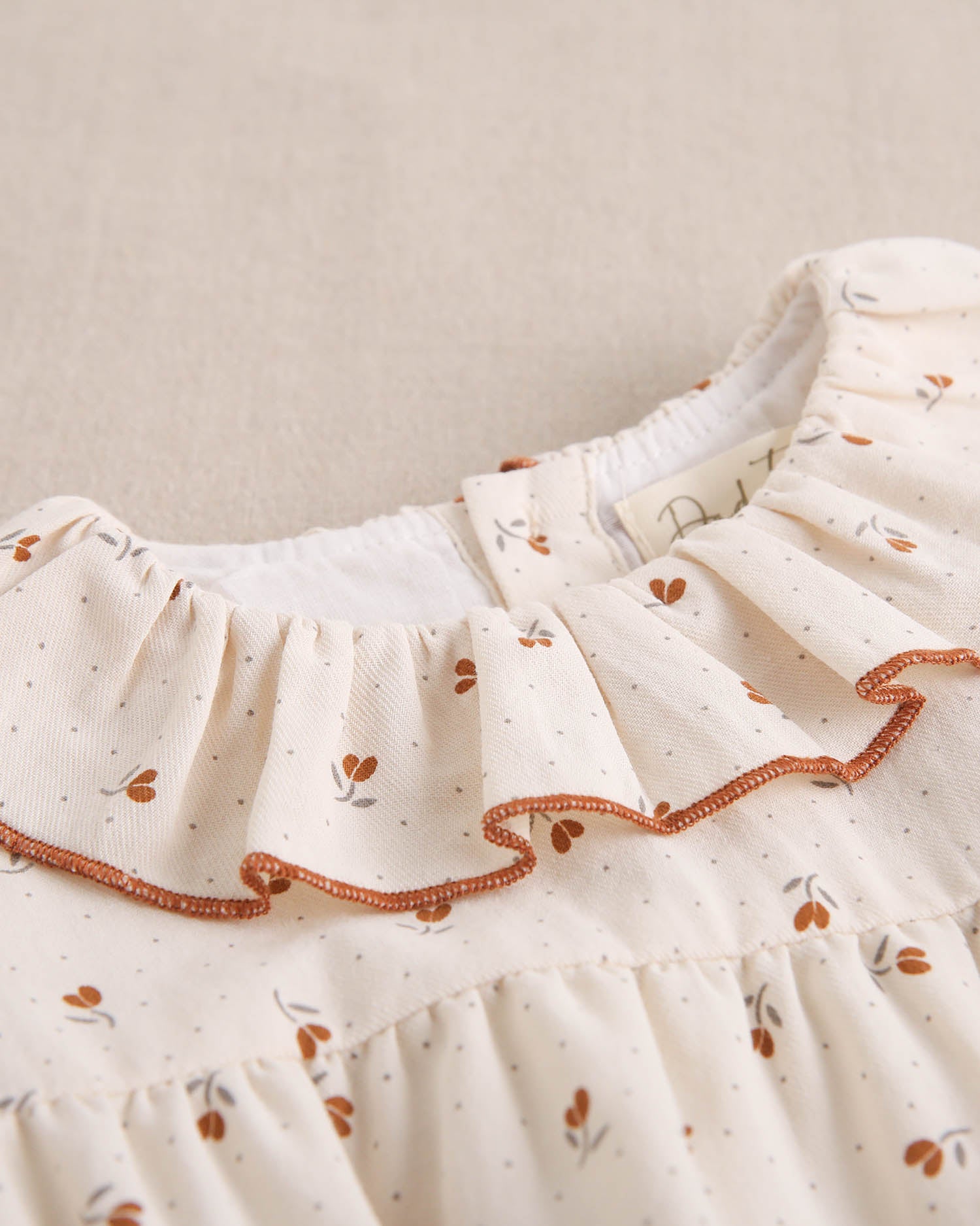 Ranita de bebé niña beige con estampado de flores