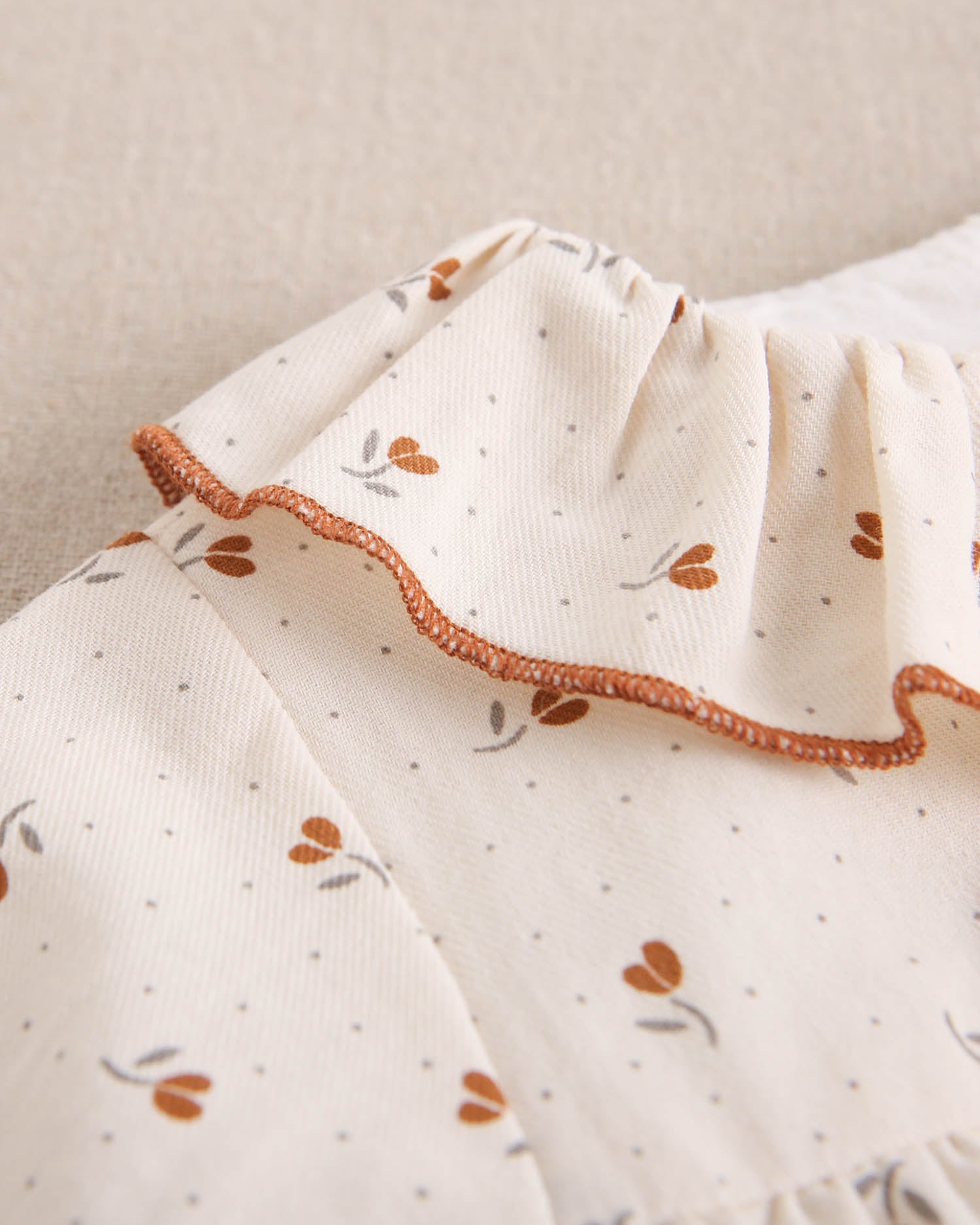 Ranita de bebé niña beige con estampado de flores