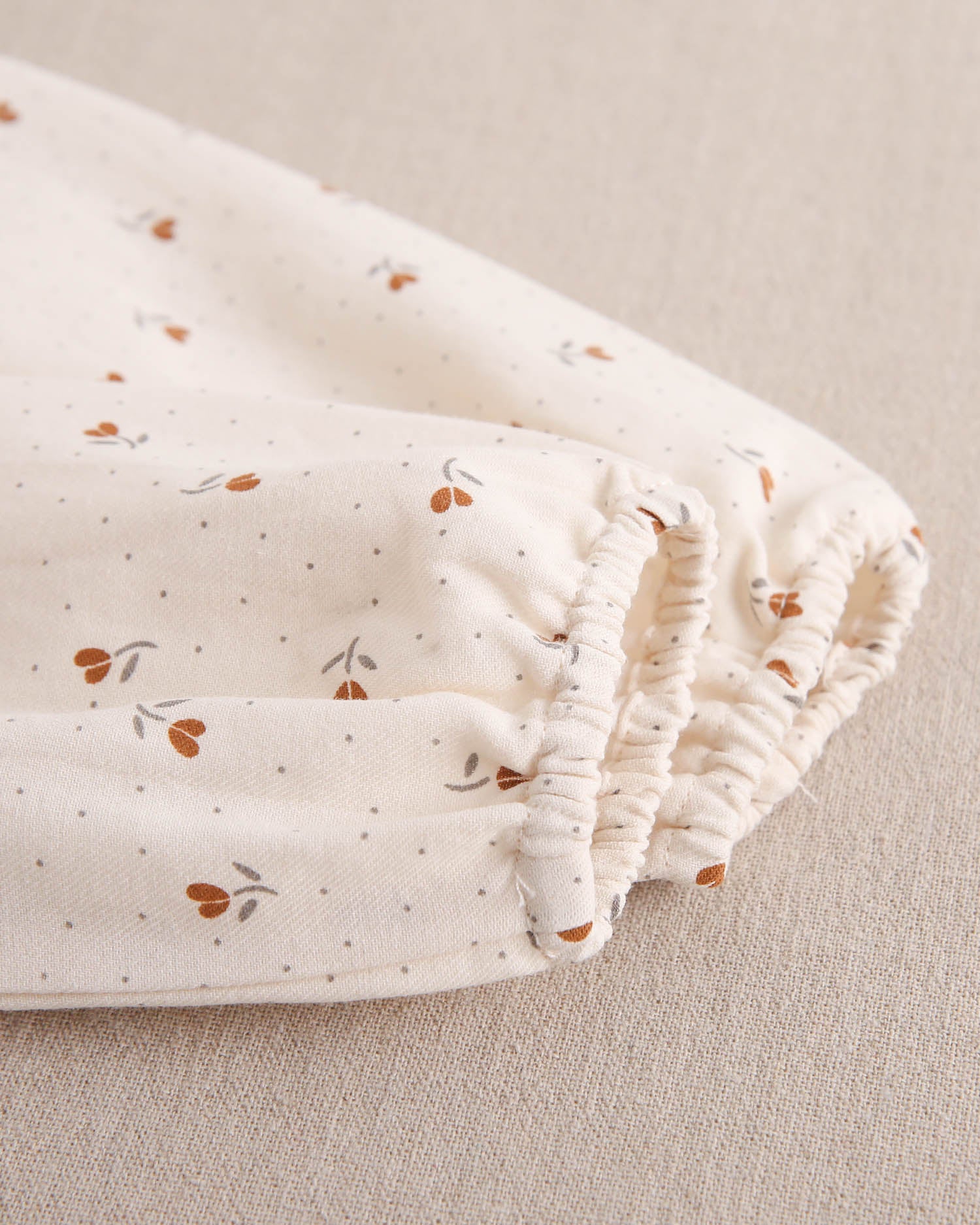 Ranita de bebé niña beige con estampado de flores
