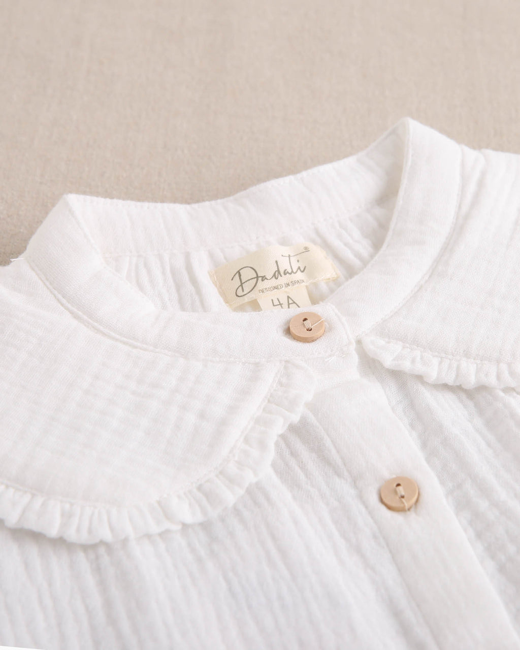 Blusa de niña de muselina blanca con cuello Peter Pan