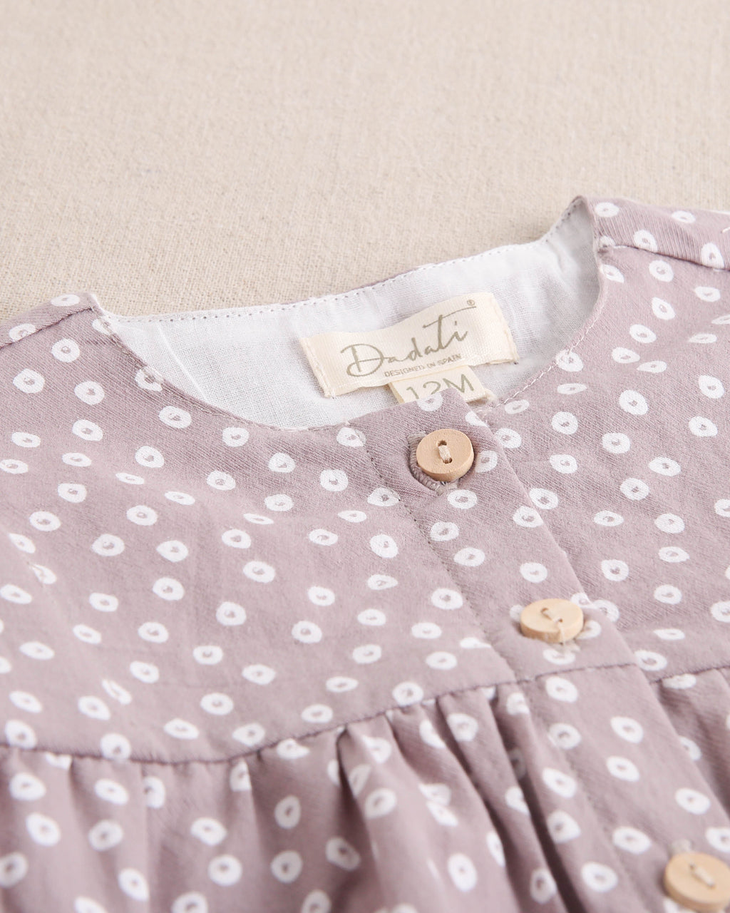 Vestido de bebé niña malva con estampado geométrico