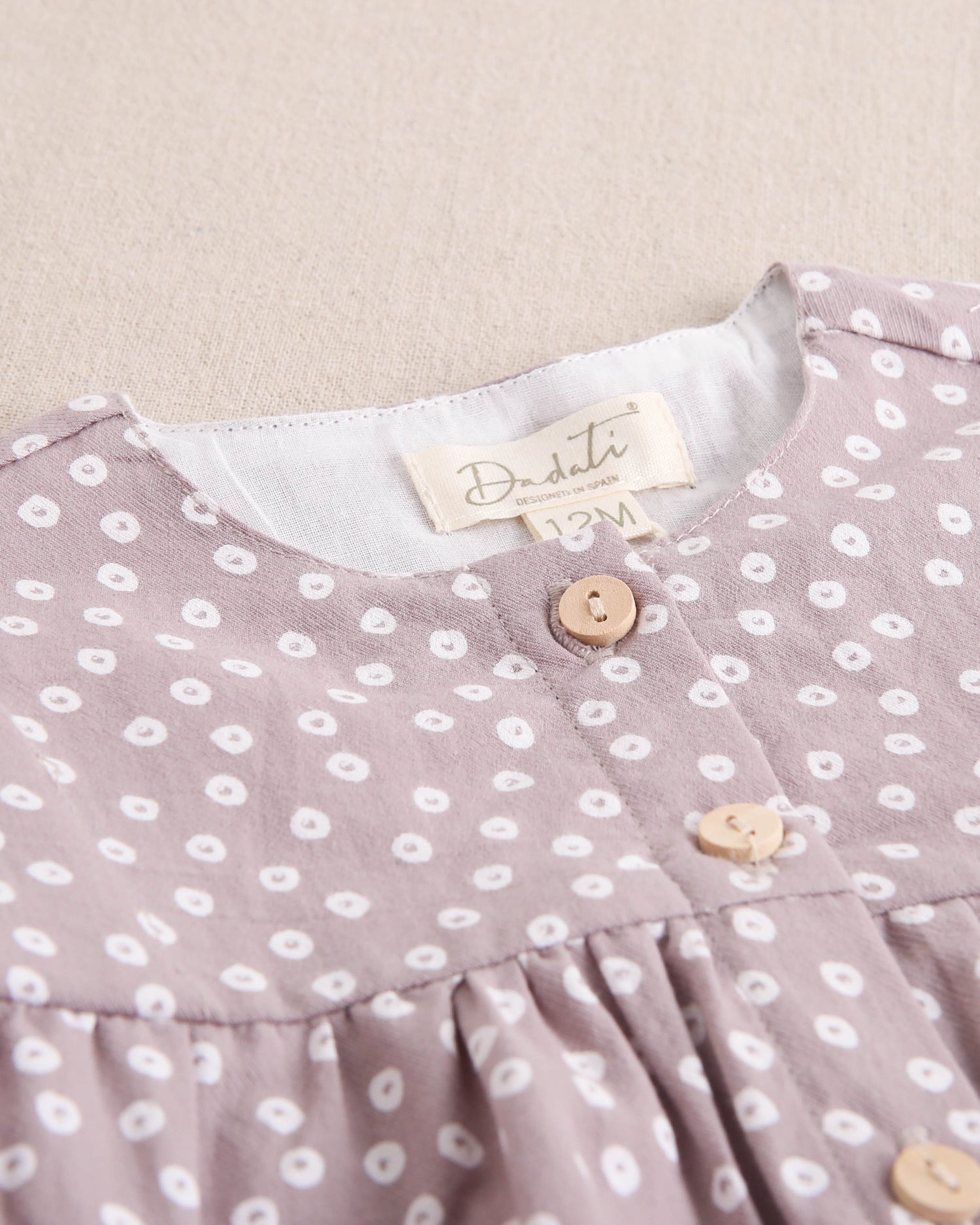 Vestido de bebé niña malva con estampado geométrico