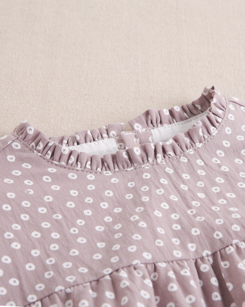 Vestido de niña malva con estampado geométrico