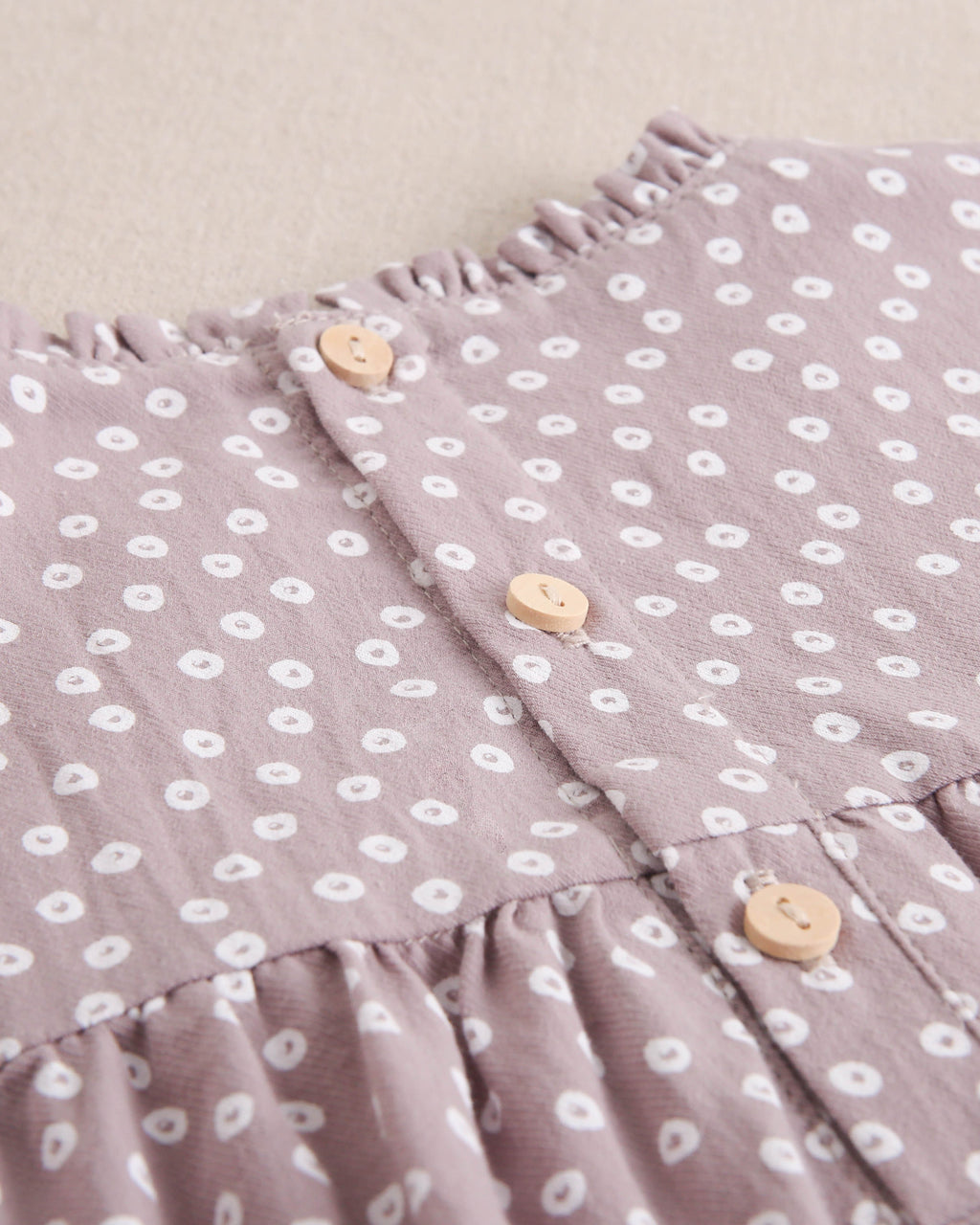 Vestido de niña malva con estampado geométrico