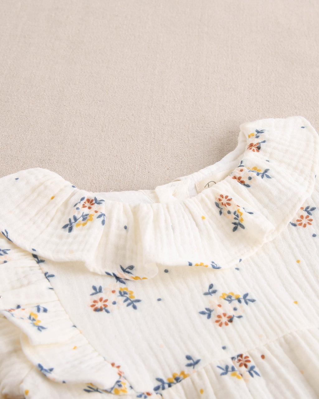 Ranita de bebé niña beige con estampado de flores