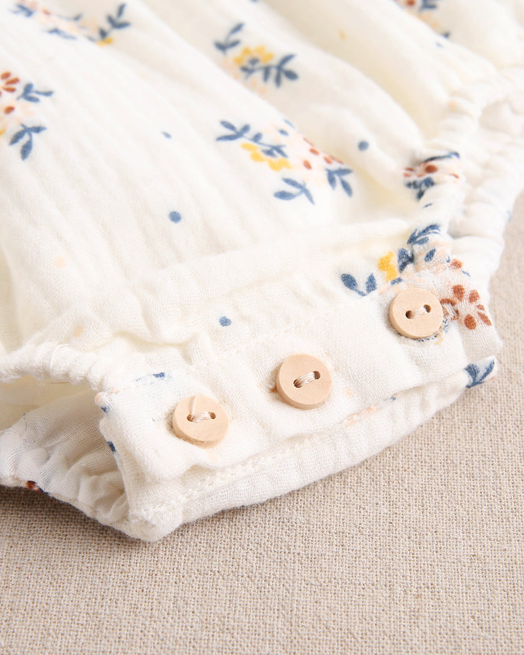 Ranita de bebé niña beige con estampado de flores