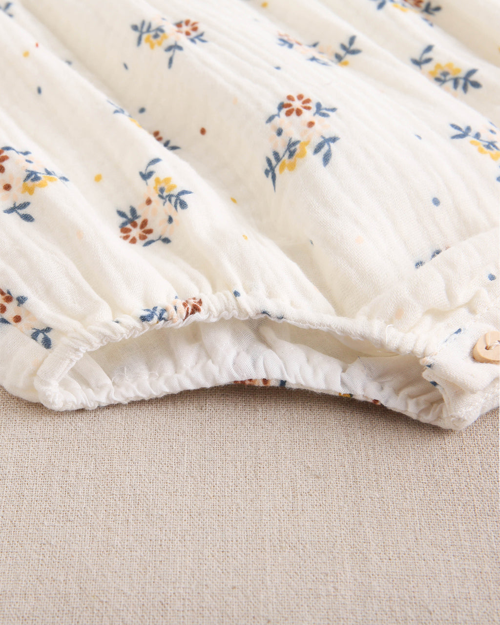Ranita de bebé niña beige con estampado de flores