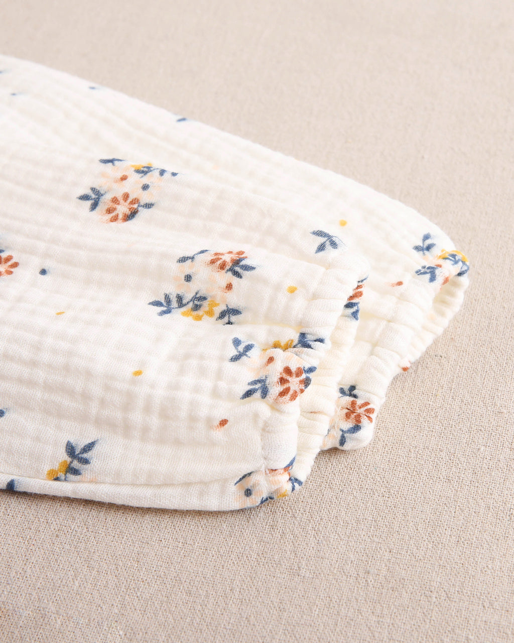 Ranita de bebé niña beige con estampado de flores