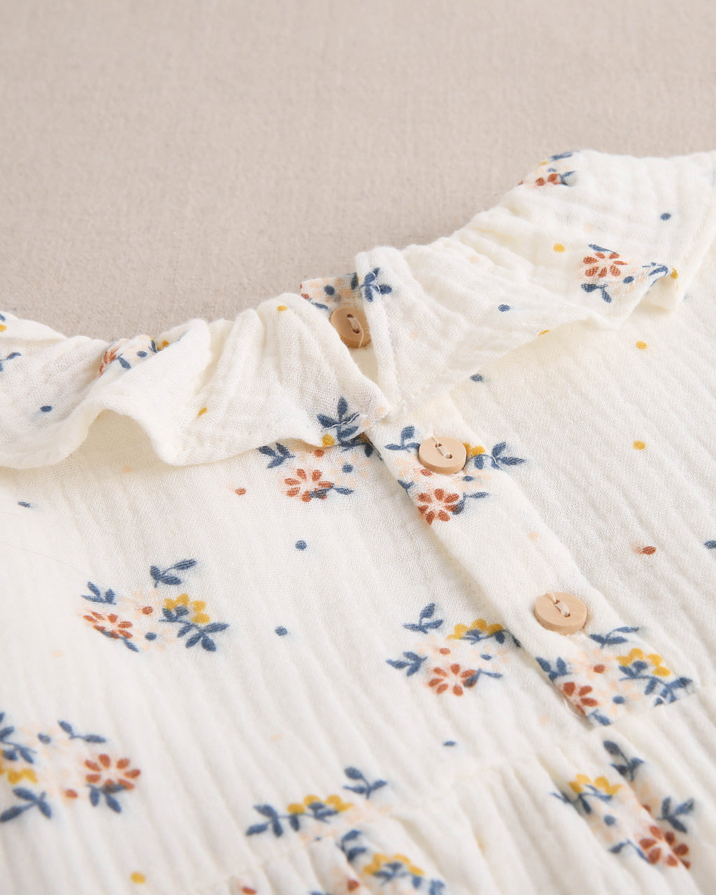 Ranita de bebé niña beige con estampado de flores