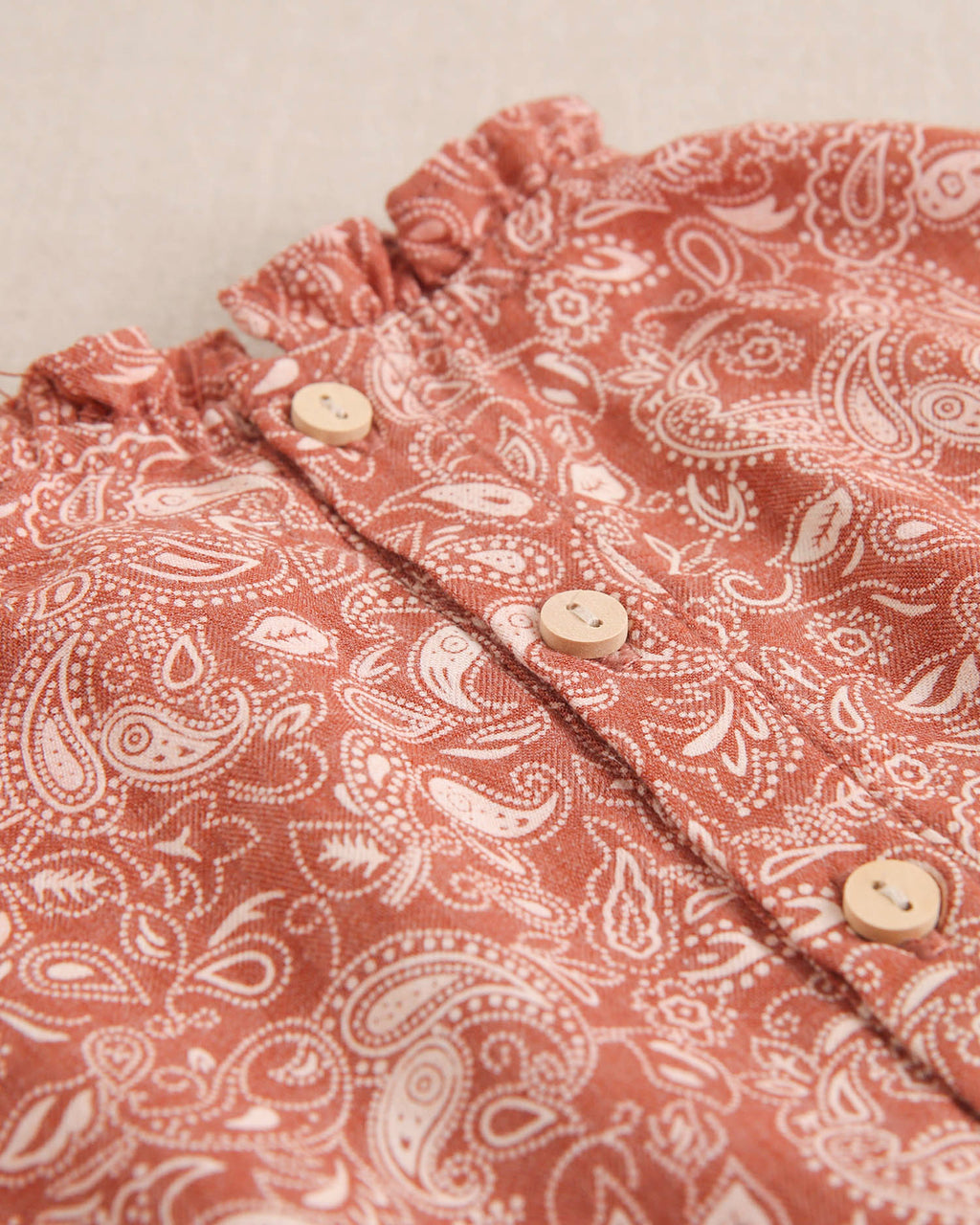 Blusa de niña teja con estampado geométrico