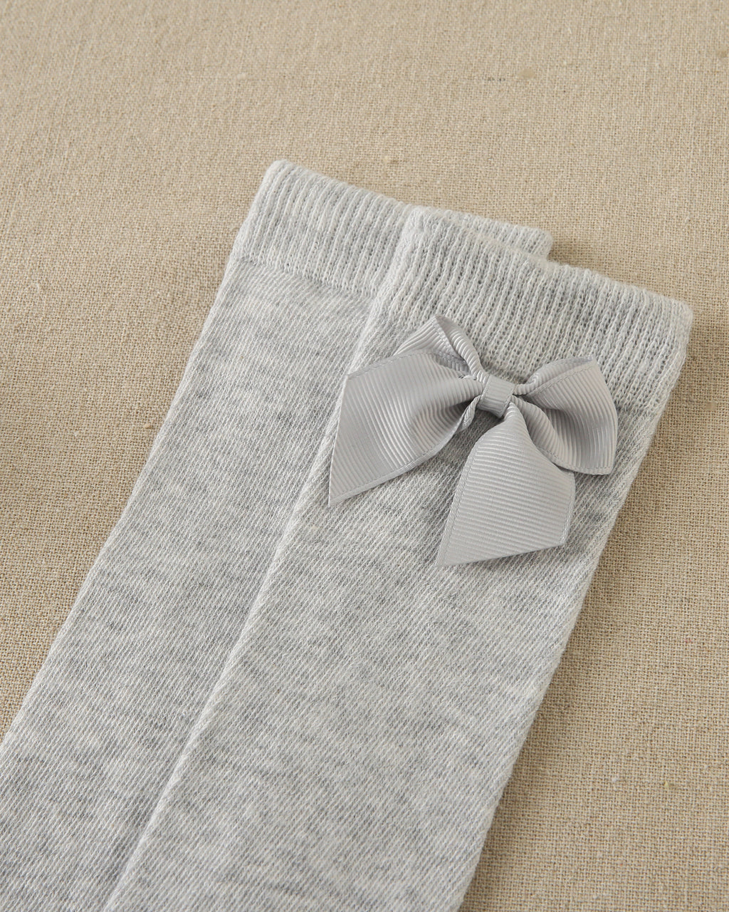 Calcetín alto de niña gris claro con lazo