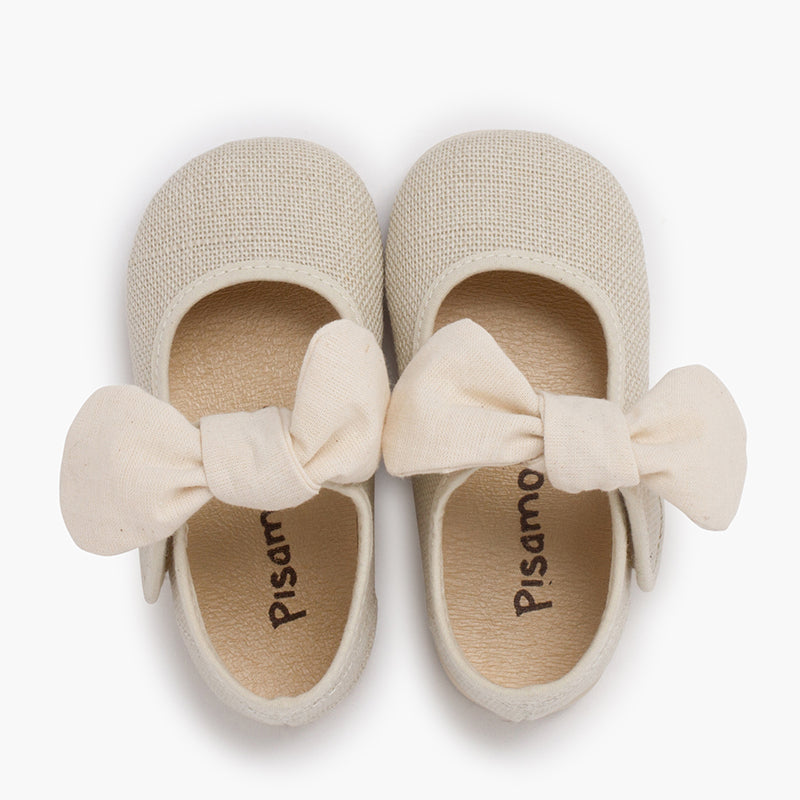 Mercedita niña de lino con lazo y cierre adherente color crudo