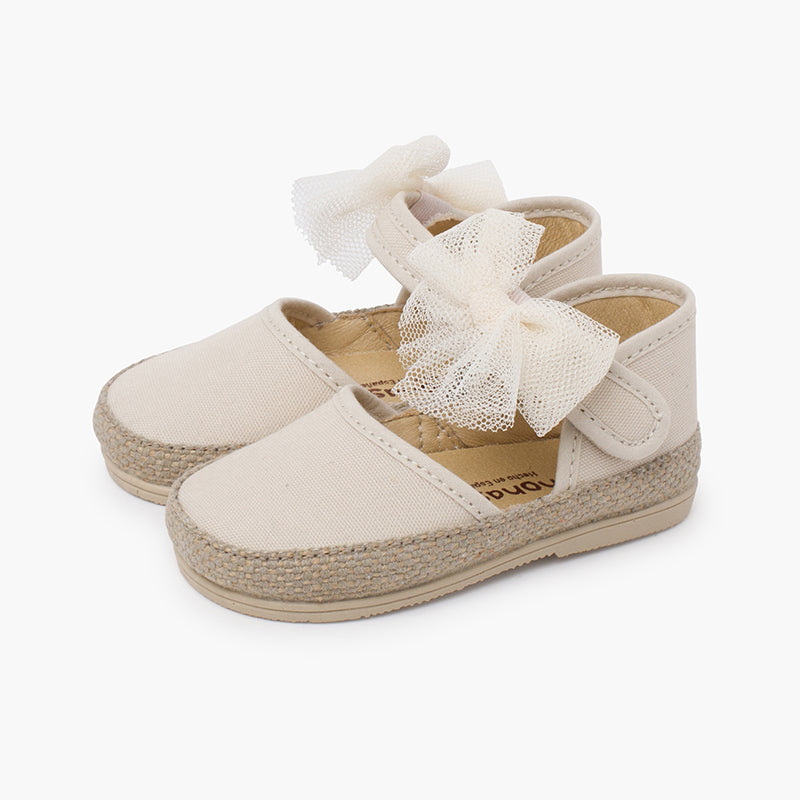 Alpargata bebé niña con lazo de tul color crudo