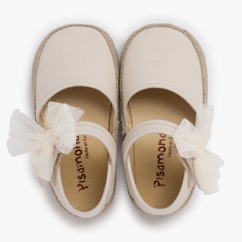 Alpargata bebé niña con lazo de tul color crudo