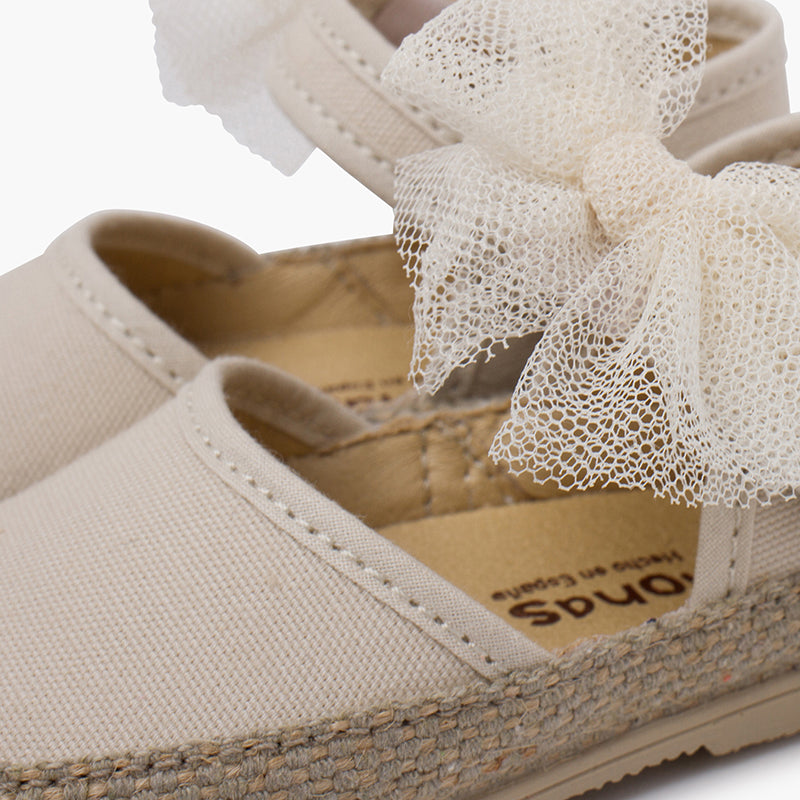 Alpargata bebé niña con lazo de tul color crudo