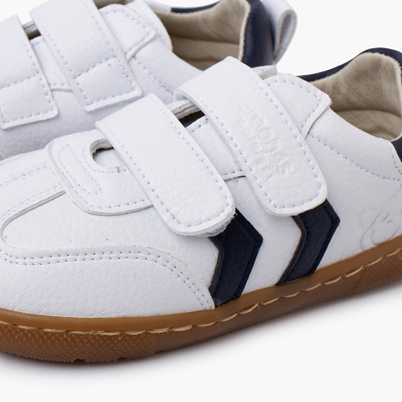 Zapatilla Niño Blanca Barefoot con Bandas Laterales color Azul Marino