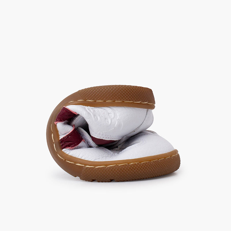 Zapatilla Niño Blanca Barefoot con Bandas Laterales color Burdeo