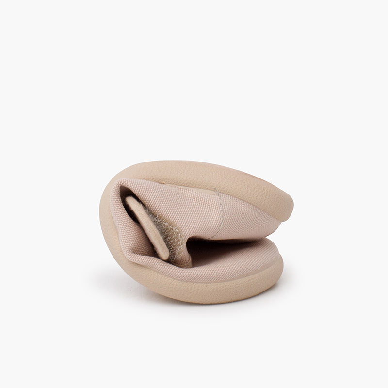 Merceditas niña estilo barefoot de lona con cierre ancho color arena