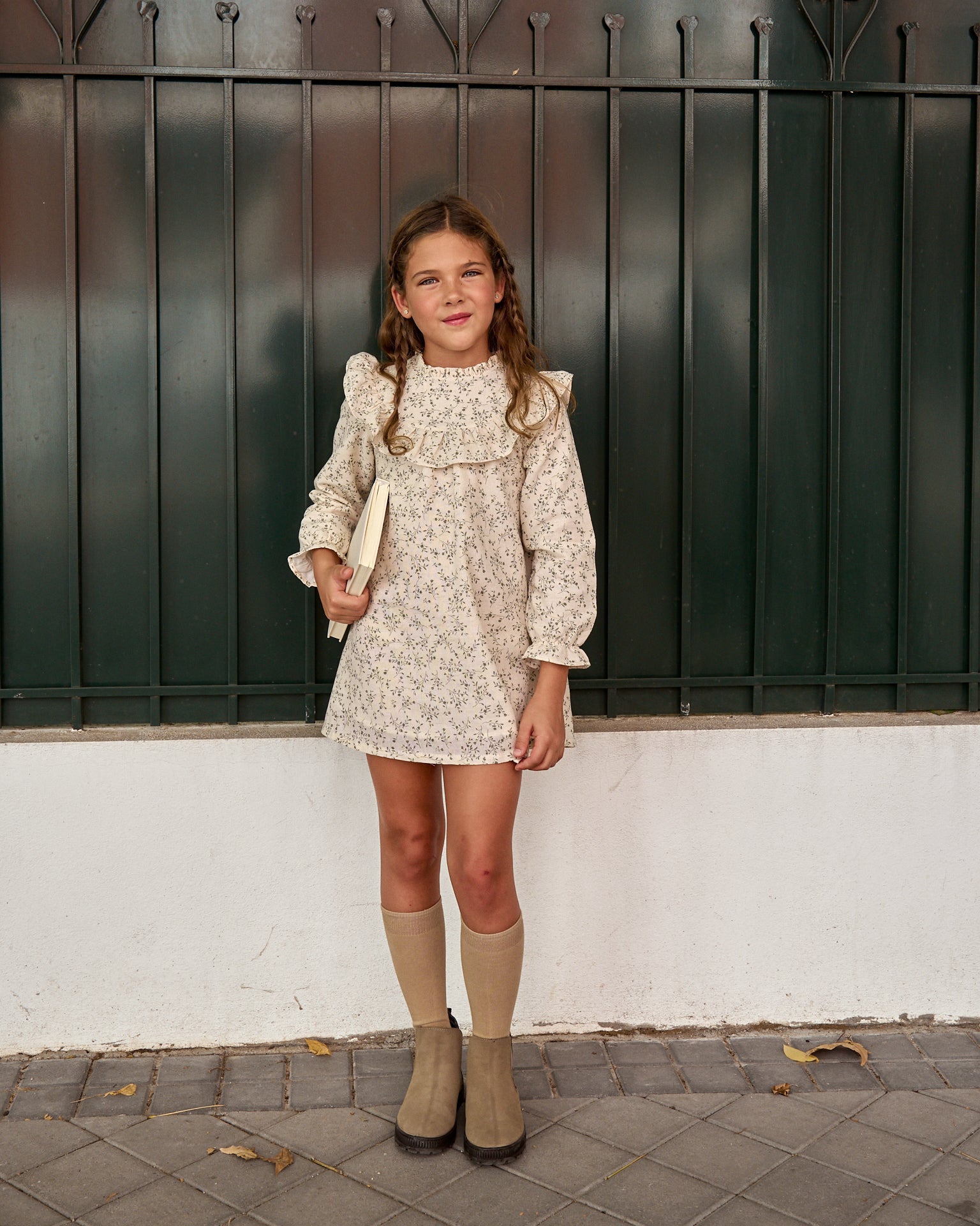 Vestido de niña color crudo con estampado floral verde y detalle de volante