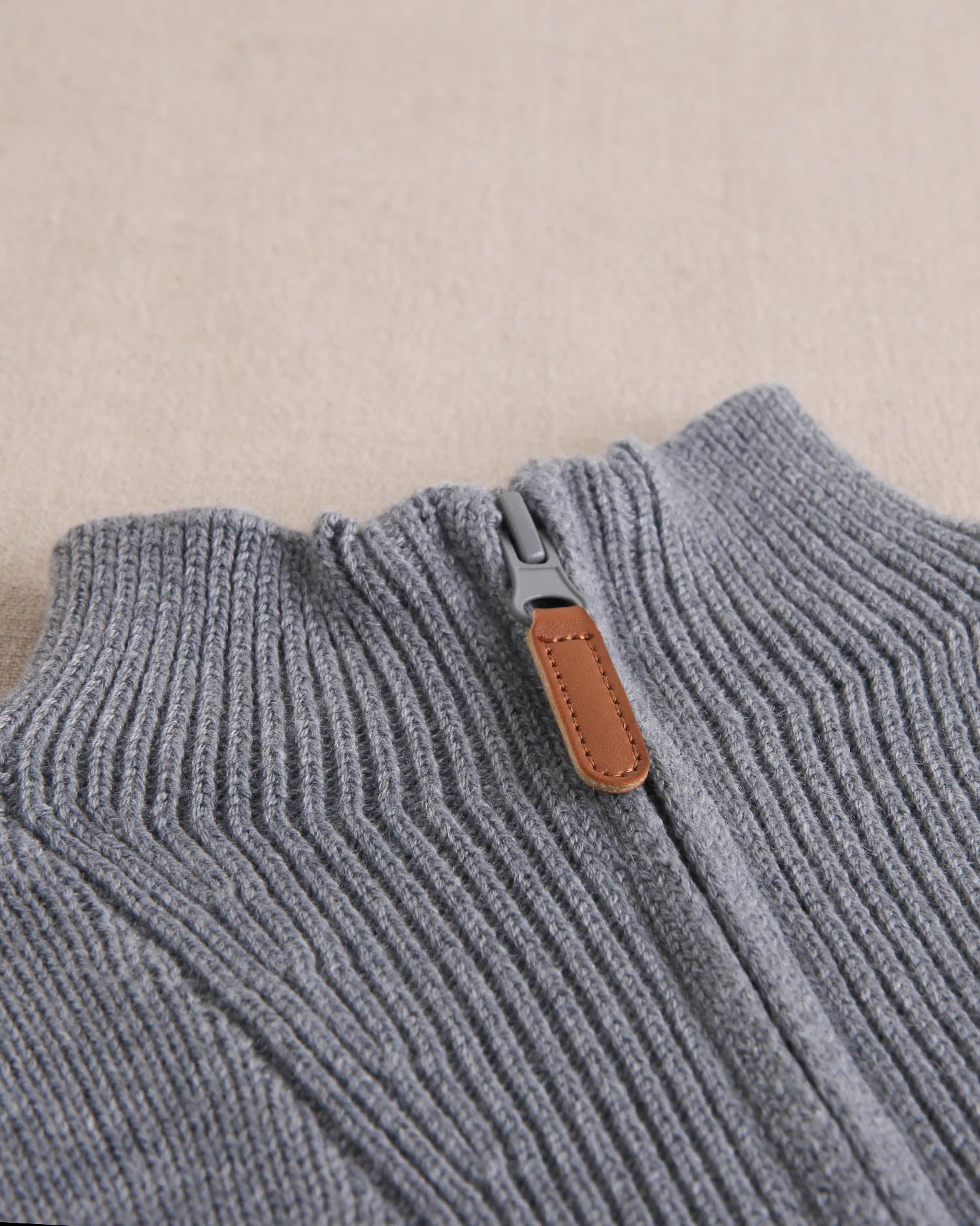 Chaleco tipo Jersey de niño gris de punto y cuello alto